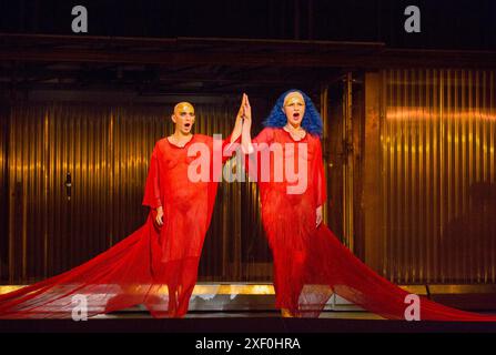 Anthony Roth Costanzo (Akhnaten), Emma Carrington (Nefertiti) in AKHNATEN de Philip Glass à l'English National Opera (ENO), London Coliseum WC2 04/03/2016 en association avec improbable une coproduction avec LA Opera chef d'orchestre : Karen Kamensek scénographie : Tom Pye costumes : Kevin Pollard éclairage : Bruno Poet Skills ensemble chorégraphie : Sean Gandini réalisateur: Phelim McDermott Banque D'Images