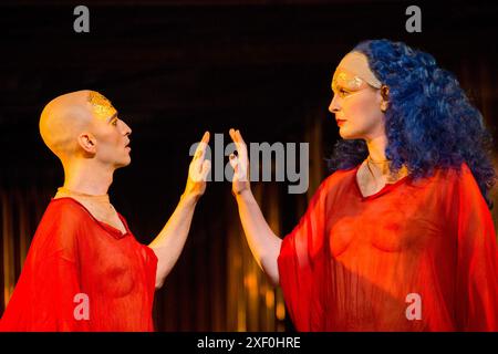 Anthony Roth Costanzo (Akhnaten), Emma Carrington (Nefertiti) in AKHNATEN de Philip Glass à l'English National Opera (ENO), London Coliseum WC2 04/03/2016 en association avec improbable une coproduction avec LA Opera chef d'orchestre : Karen Kamensek scénographie : Tom Pye costumes : Kevin Pollard éclairage : Bruno Poet Skills ensemble chorégraphie : Sean Gandini réalisateur: Phelim McDermott Banque D'Images