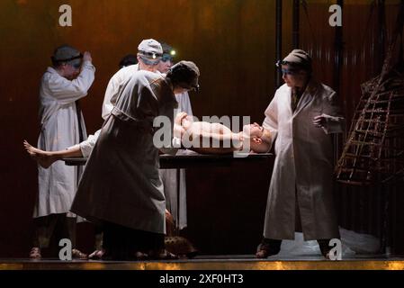 Autopsie et embaumement : Anthony Roth Costanzo (Akhnaten) in AKHNATEN de Philip Glass à l'English National Opera (ENO), London Coliseum WC2 04/03/2016 en association avec improbable une coproduction avec LA Opera chef d'orchestre : Karen Kamensek décor : Tom Pye costumes : Kevin Pollard éclairage : Bruno Poet Skills ensemble chorégraphie : Sean Gandini réalisateur: Phelim McDermott Banque D'Images