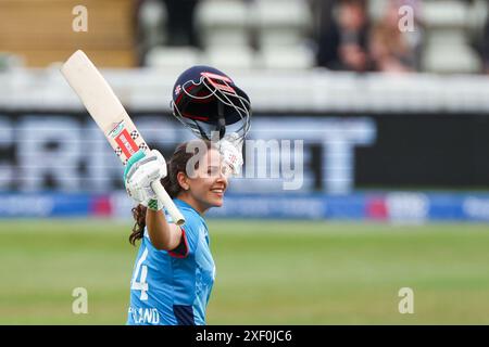 Worcester, Royaume-Uni. 30 juin 2024. Maia Bouchier d'Angleterre célèbre son ODI Century inaugural lors du MetroBank Women's ODI match entre les femmes d'Angleterre et les femmes de Nouvelle-Zélande à New Road, Worcester, Royaume-Uni le 30 juin 2024. Photo de Stuart Leggett. Utilisation éditoriale uniquement, licence requise pour une utilisation commerciale. Aucune utilisation dans les Paris, les jeux ou les publications d'un club/ligue/joueur. Crédit : UK Sports pics Ltd/Alamy Live News Banque D'Images