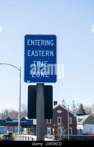 Entrée du signe de fuseau horaire est à la frontière sur la rue main dans le centre-ville de Calais, Maine, USA Banque D'Images