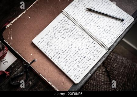 Cahier manuscrit du poète, Blai Bonet House, centre de poésie, Santanyí, Majorque, îles Baléares, Espagne. Banque D'Images