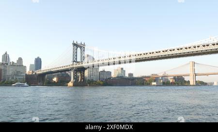 New York City Manhattan Bridge à Dumbo, Brooklyn Bridge. Paysage urbain en bord de mer depuis Pier 35, États-Unis. Vue emblématique de la rivière est, coucher de soleil le matin au bord de l'eau. Architecture riveraine. New York site touristique. Banque D'Images