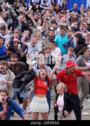 Les supporters anglais au Millennium Square à Leeds lors d'une projection de l'UEFA Euro 2024, manche du 16, entre l'Angleterre et la Slovaquie. Date de la photo : dimanche 30 juin 2024. Banque D'Images