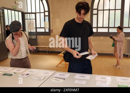 Paris, France. 30 juin 2024. Les électeurs s’alignent pour voter lors du premier tour des élections législatives à Paris, France, le dimanche 30 juin 2024. Le pays divisé vote dans des élections anticipées à enjeux élevés qui pourraient voir le rassemblement National d'extrême droite de Marine le Pen balayer au pouvoir dans une première historique. Photo de Maya Vidon-White/UPI crédit : UPI/Alamy Live News Banque D'Images