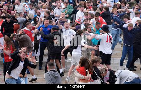 Les supporters anglais au Millennium Square à Leeds lors d'une projection de l'UEFA Euro 2024, manche du 16, entre l'Angleterre et la Slovaquie. Date de la photo : dimanche 30 juin 2024. Banque D'Images