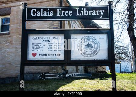 Calais Free Library signe sur main Street dans le centre-ville de Calais, Maine, USA Banque D'Images