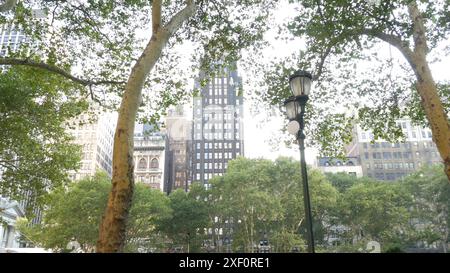 New York City, Manhattan Midtown Bryant Park avec bibliothèque publique, 42 Street et 5th Fifth 5 avenue corner, États-Unis. New York monument aux États-Unis. Arbres verdure d'été dans le jardin du parc public. Bâtiments. Banque D'Images