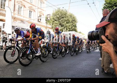 Bologne, Italie. 30 juin 2024. La course pendant la ville &#x200b;&#x200b;circuit de Bologne au Tour de France étape 2 de Cesenatico à Bologne à Viale Milano - Sport, cyclisme - Cesenatico, Italie - dimanche 30 juin 2024 (photo Massimo Paolone/LaPresse) crédit : LaPresse/Alamy Live News Banque D'Images