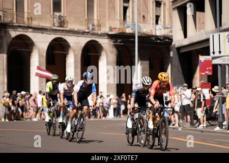 Bologne, Italie. 30 juin 2024. La course du Tour de France étape 2 de Cesenatico à Bologne à Viale Milano - Sport, cyclisme - Cesenatico, Italie - dimanche 30 juin 2024 (photo Massimo Paolone/LaPresse) crédit : LaPresse/Alamy Live News Banque D'Images