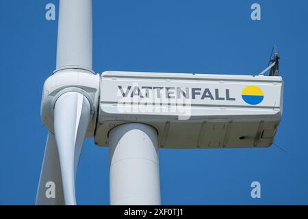 Éolienne Vattenfall contre ciel bleu Banque D'Images