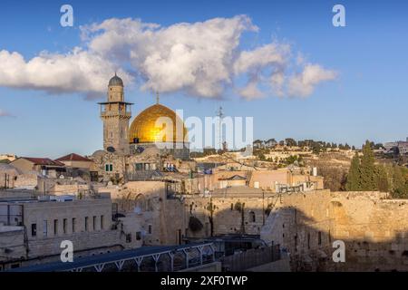 La vue sur le Dôme du Rocher, un lieu sacré musulman, sur le mont du Temple dans la vieille partie de Jérusalem, Israël. Banque D'Images