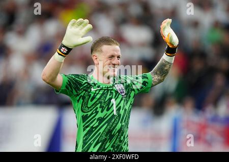 Le gardien de but anglais Jordan Pickford fait des gestes lors de l'UEFA Euro 2024, manche du 16e match à l'Arena AufSchalke à Gelsenkirchen, en Allemagne. Date de la photo : dimanche 30 juin 2024. Banque D'Images