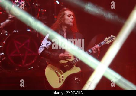 Mexico, Mexique. 29 juin 2024. IX Valieri, guitariste du groupe de folk metal espagnol Mago de Oz, se produit dans le cadre de la tournée Feliz No Cumpleanos 2024 au Mexico City Arena le 29 juin 2024, à Mexico. (Photo de Carlos Santiago/Eyepix Group/NurPhoto) crédit : NurPhoto SRL/Alamy Live News Banque D'Images