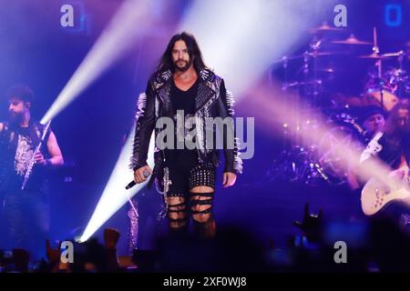 Mexico, Mexique. 29 juin 2024. Rafael Blas, chanteur du groupe de folk metal espagnol Mago de Oz, se produit dans le cadre de la tournée Feliz No Cumpleanos 2024 au Mexico City Arena le 29 juin 2024, à Mexico. (Photo de Carlos Santiago/Eyepix Group/NurPhoto) crédit : NurPhoto SRL/Alamy Live News Banque D'Images