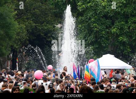 New York, États-Unis. 30 juin 2024. Les gens se rassemblent à Washington Square Park alors que les participants descendent la Cinquième Avenue lors de la marche de la fierté de New York 2024 le dimanche 30 juin 2024. La marche inaugurale a eu lieu en 1970, un an après le soulèvement de Stonewall. Photo de John Angelillo/UPI crédit : UPI/Alamy Live News Banque D'Images