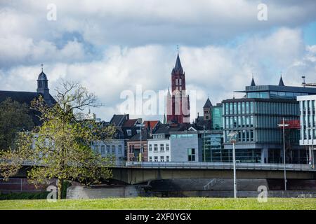 Paysage urbain de Maastricht, Tour Rouge de l'autre rive de la Meuse Banque D'Images