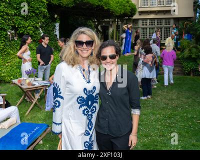 Angela- Boyer Stump et Elena Gibbs assistent à la soirée de lancement du magazine Hamptons social : The Summer Book à Baker House 1640 à East Hampton, NY, le 29 juin 2024. (Photo de David Warren /Sipa? USA) crédit : Sipa USA/Alamy Live News Banque D'Images