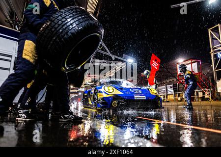 23 EVANS Jaxon (nzl), ERIKSSON Joel (swe), PREINNING Thomas (aut), Porsche 911 GT3 R, Pitstop, arret aux stands lors des 24 heures de Spa 2024 CrowdStrike, 2ème course de la GT World Challenge Europe Endurance Cup 2024, du 26 au 30 juin 2024 sur le circuit de Spa-Francorchamps, à Stavelot, Belgique Banque D'Images