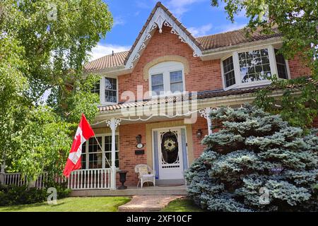 Markham, Ontario / Canada - 28/2024 : extérieur de la maison de style canadien avec une décoration de drapeau canadien pour la fête du Canada Banque D'Images