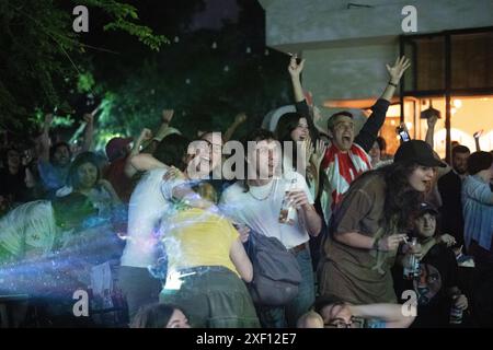 Tbilissi, Géorgie. 30 juin 2024, Tbilissi, Géorgie. Les supporters de l'équipe nationale de football géorgienne célèbrent un but contre l'Espagne en regardant à distance au parc Mziuri pour les qualifications de l'UEFA 2024. Crédit : Jay Kogler/Alamy Live News Banque D'Images