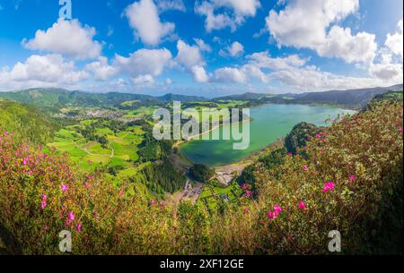 Paysage avec lac de cratère Lagoa das Furnas dans la caldeira volcanique sur l'île de Sao Miguel, archipel des Açores, Portugal Banque D'Images