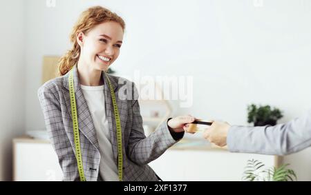 Carte de crédit pour femme à poil rouge Banque D'Images