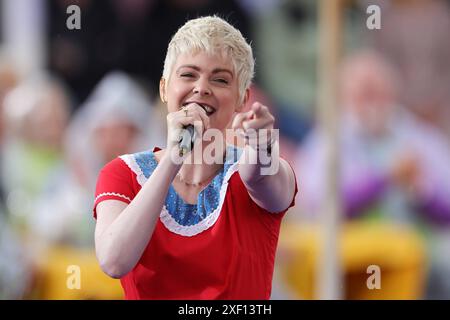 Jennifer Siemann Immer Wieder sonntags 2024, Folge 03 Jennifer Siemann. ARD-Unterhaltungsshow Immer Wieder sonntags. TV-Aufzeichnung und Live-Übertragung vom 30.06.2024 aus dem Wasserpark Rulantica, Rust. Baden-Württemberg, Deutschland. *** Jennifer Siemann Immer Wieder sonntags 2024, épisode 03 Jennifer Siemann ARD Entertainment show Immer Wieder sonntags enregistrement TV et diffusion en direct du 30 06 2024 depuis le parc aquatique Rulantica, Rust Baden Württemberg, Allemagne Banque D'Images