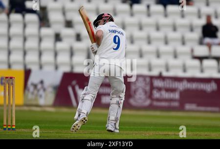 NORTHAMPTON, ROYAUME-UNI. 30 juin 2024. John Simpson du Sussex lors du match de la division deux du Championnat Vitality County entre le Northamptonshire et le Sussex le 30 juin au County Ground de Northampton, Angleterre crédit : PATRICK ANTHONISZ/Alamy Live News Banque D'Images