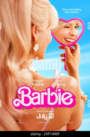 Barbie (2023) réalisé par Greta Gerwig avec Margot Robbie, Ryan Gosling et Issa Rae. Barbie subit une crise qui l’amène à questionner son monde et son existence. Affiche US Advance***USAGE ÉDITORIAL SEULEMENT***. Crédit : BFA / Warner Bros Banque D'Images