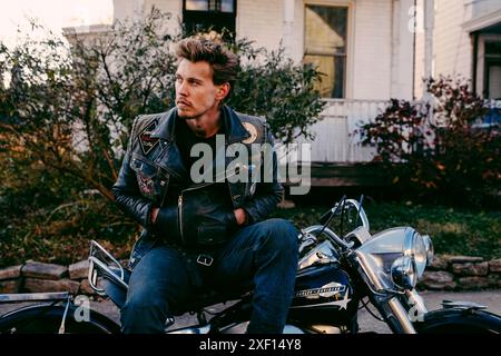 The Bikeriders (2023) réalisé par Jeff Nichols et mettant en vedette Austin Butler dans le rôle de Benny. Suit l'ascension d'un club de motos du Midwest comme il évolue au cours d'une décennie - d'un lieu de rassemblement pour les étrangers locaux à un gang plus sinistre, menaçant le mode de vie du groupe original. Photographie publicitaire ***USAGE ÉDITORIAL SEULEMENT***. Crédit : BFA / Kyle Kaplan / Focus Features Banque D'Images