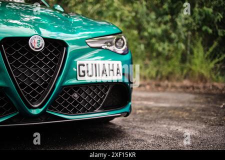 Vert 2021 Alfa Romeo Giulia Quadrifoglio trie l'avant de la voiture montrant la calandre avant, le badge et la plaque d'immatriculation Banque D'Images