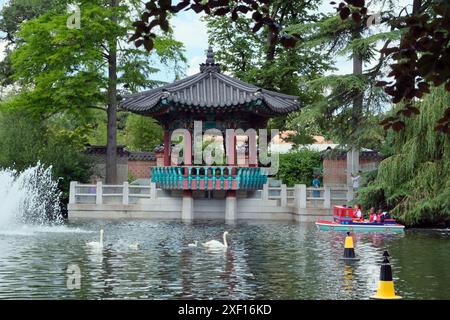 Les canots du Lac avec un Temple coréen en arrière-plan au jardin d'acclimatation un parc d'attractions pour enfants dans le bois de Boulogne à Paris Banque D'Images