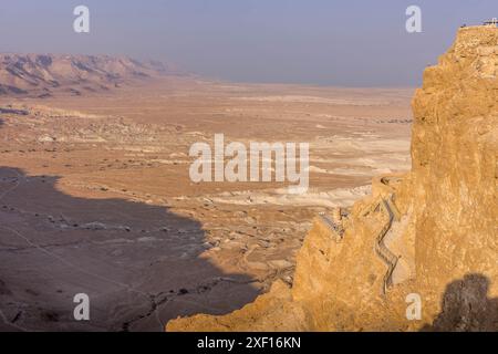 Les longs escaliers qui montent à la falaise au parc national de Masada en Israël avec la terre désertique autour. Banque D'Images