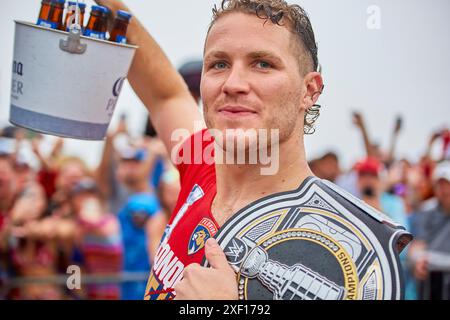 Fort Lauderdale, Floride, États-Unis. 30 juin 2024. Des centaines de fans à Fort Lauderdale pour célébrer le défilé de la victoire de la Coupe Stanley des Panthers de la Floride dimanche 2024. Fans des Panthers, les joueurs célèbrent la pluie ou le soleil. Panthers Edge Oilers dans le match 7, remportent le premier titre de la Coupe Stanley de l'histoire de la franchise. Crédit : Yaroslav Sabitov/YES Market Media/Alamy Live News. Banque D'Images