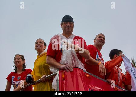 Fort Lauderdale, Floride, États-Unis. 30 juin 2024. Des centaines de fans à Fort Lauderdale pour célébrer le défilé de la victoire de la Coupe Stanley des Panthers de la Floride dimanche 2024. Fans des Panthers, les joueurs célèbrent la pluie ou le soleil. Panthers Edge Oilers dans le match 7, remportent le premier titre de la Coupe Stanley de l'histoire de la franchise. Crédit : Yaroslav Sabitov/YES Market Media/Alamy Live News. Banque D'Images