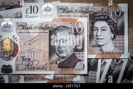 Billets de banque représentant un portrait du roi Charles III et de la défunte reine Elizabeth II, Angleterre, Royaume-Uni Banque D'Images