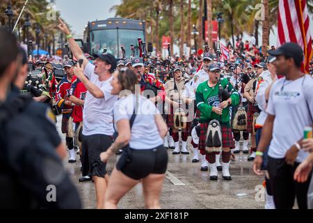 Fort Lauderdale, Floride, États-Unis. 30 juin 2024. Des centaines de fans à Fort Lauderdale pour célébrer le défilé de la victoire de la Coupe Stanley des Panthers de la Floride dimanche 2024. Fans des Panthers, les joueurs célèbrent la pluie ou le soleil. Panthers Edge Oilers dans le match 7, remportent le premier titre de la Coupe Stanley de l'histoire de la franchise. Crédit : Yaroslav Sabitov/YES Market Media/Alamy Live News. Banque D'Images