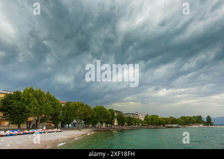 12 août 2019, Desenzano del Garda, Lombardie, Italie - temps violent avec les orages, les averses de pluie et les vents forts se développent rapidement à Desen Banque D'Images