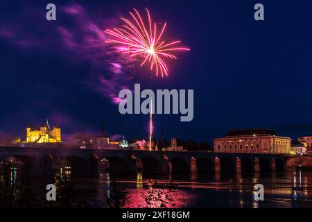 Feu d'artifice dans la nuit le jour de l'indépendance 14 juillet quatorze juillet, Saumur, France Banque D'Images