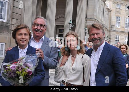 Copenhague /Danemark./ 27 juin 2019/ .le nouveau Premier ministre danois, Mme mette Frederiksen, famille de son fils Magne Harr et de son père 77 flemming Frederiksen, fille Ida Feline Harr et son garçon friiedn Bo Tengberg, attendent Mette Frederiksen au Palais Aamborg pour voir la nouvelle première ministre, Mme Frederiksen. (Photo..Francis Dean / Deanimages. Banque D'Images