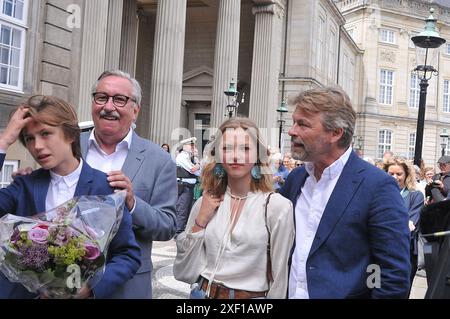 Copenhague /Danemark./ 27 juin 2019/ .le nouveau Premier ministre danois, Mme mette Frederiksen, famille de son fils Magne Harr et de son père 77 flemming Frederiksen, fille Ida Feline Harr et son garçon friiedn Bo Tengberg, attendent Mette Frederiksen au Palais Aamborg pour voir la nouvelle première ministre, Mme Frederiksen. (Photo..Francis Dean / Deanimages. Banque D'Images