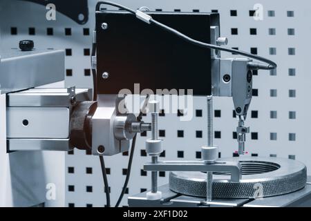 Contrôle de qualité sur fraiseuse CNC, machine de mesure de coordonnées, machine de contrôle de qualité contrôle sur fraiseuse CNC, mesure de coordonnées mac Banque D'Images