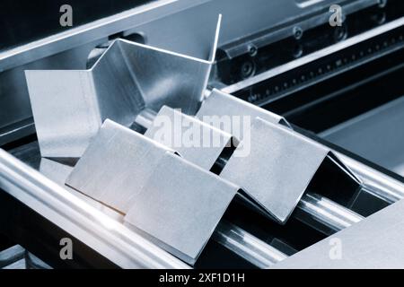 Produits métalliques pliés sur une machine à plier. Produits fabriqués en usine. Contexte du concept industriel. Banque D'Images