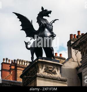 Statue du dragon noir sur Monument à Londres, Royaume-Uni sur le Strand à la frontière de la ville de Londres Banque D'Images