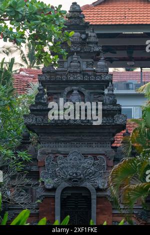 Belles sculptures de temple indonésien vues à Bali Garden Beach Resort en automne. Banque D'Images