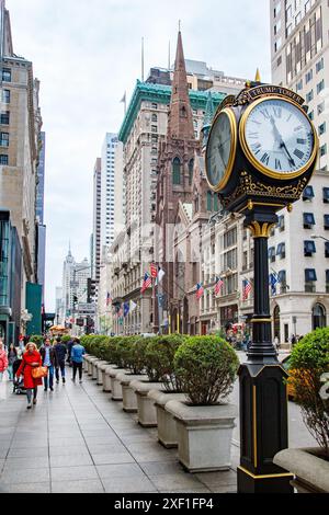 L'horloge Trump Tower Street et la façade de l'église presbytérienne de la Cinquième Avenue, Manhattan, New York Banque D'Images