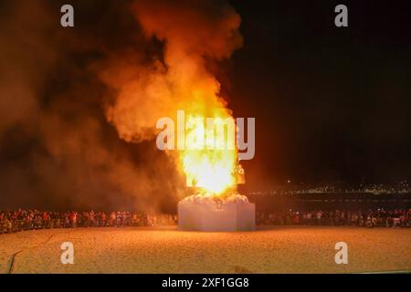 Feux de joie de Saint Jean en Corogne, Galice, fête d'intérêt touristique international le 24,2024 juin à la Coruña , Espagne Banque D'Images