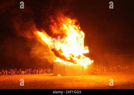 Feux de joie de Saint Jean en Corogne, Galice, fête d'intérêt touristique international le 24,2024 juin à la Coruña , Espagne Banque D'Images