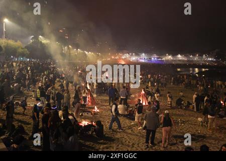 Feux de joie de Saint Jean en Corogne, Galice, fête d'intérêt touristique international le 24,2024 juin à la Coruña , Espagne Banque D'Images